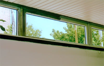 Aluminium Fenster halb gereinigt