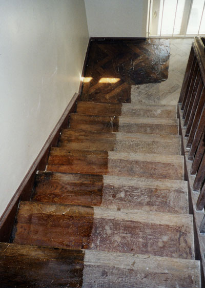 Holztreppe mit aufgetragenem Abbeizgel